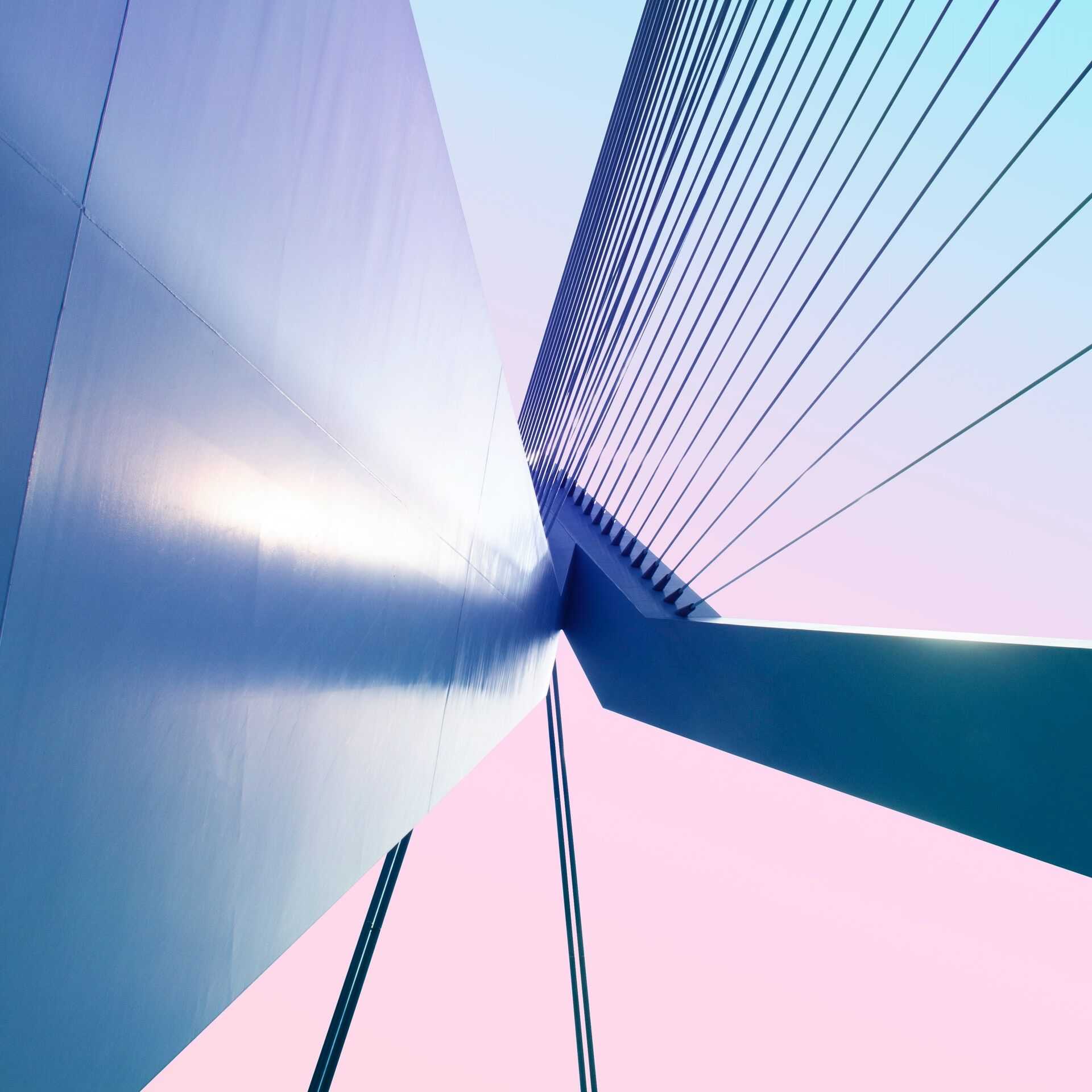 Moderne Brücke aus spannender Perspektive Moderne Brücke aus spannender Perspektive