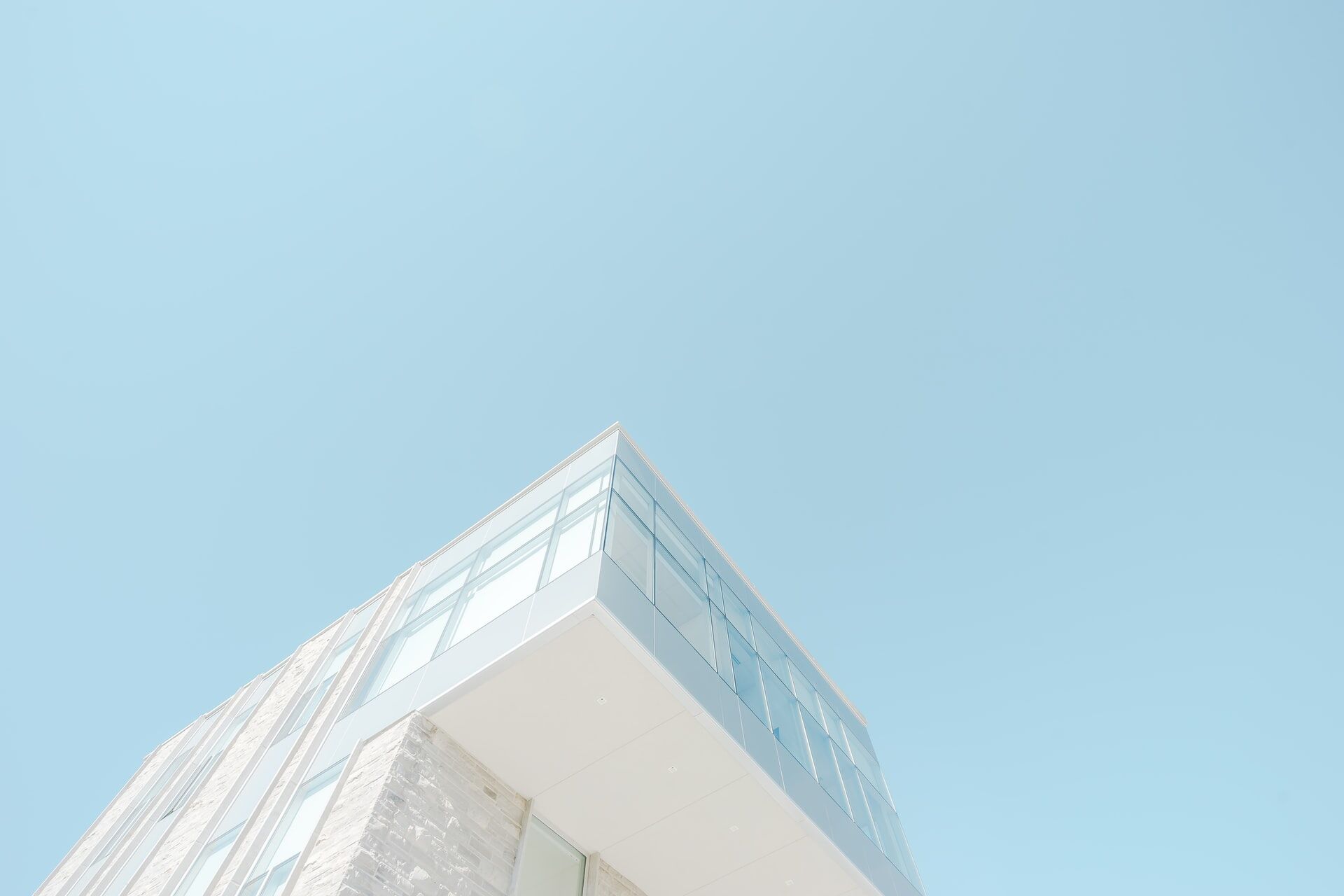 Moderne Architektur vor hellblauem Himmel Moderne Architektur vor hellblauem Himmel