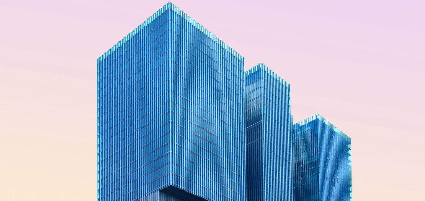 Moderne Architektur vor rosa Himmel Moderne Architektur vor rosa Himmel