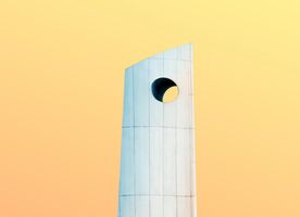 Moderne Architektur vor gelbem Himmel Moderne Architektur vor gelbem Himmel