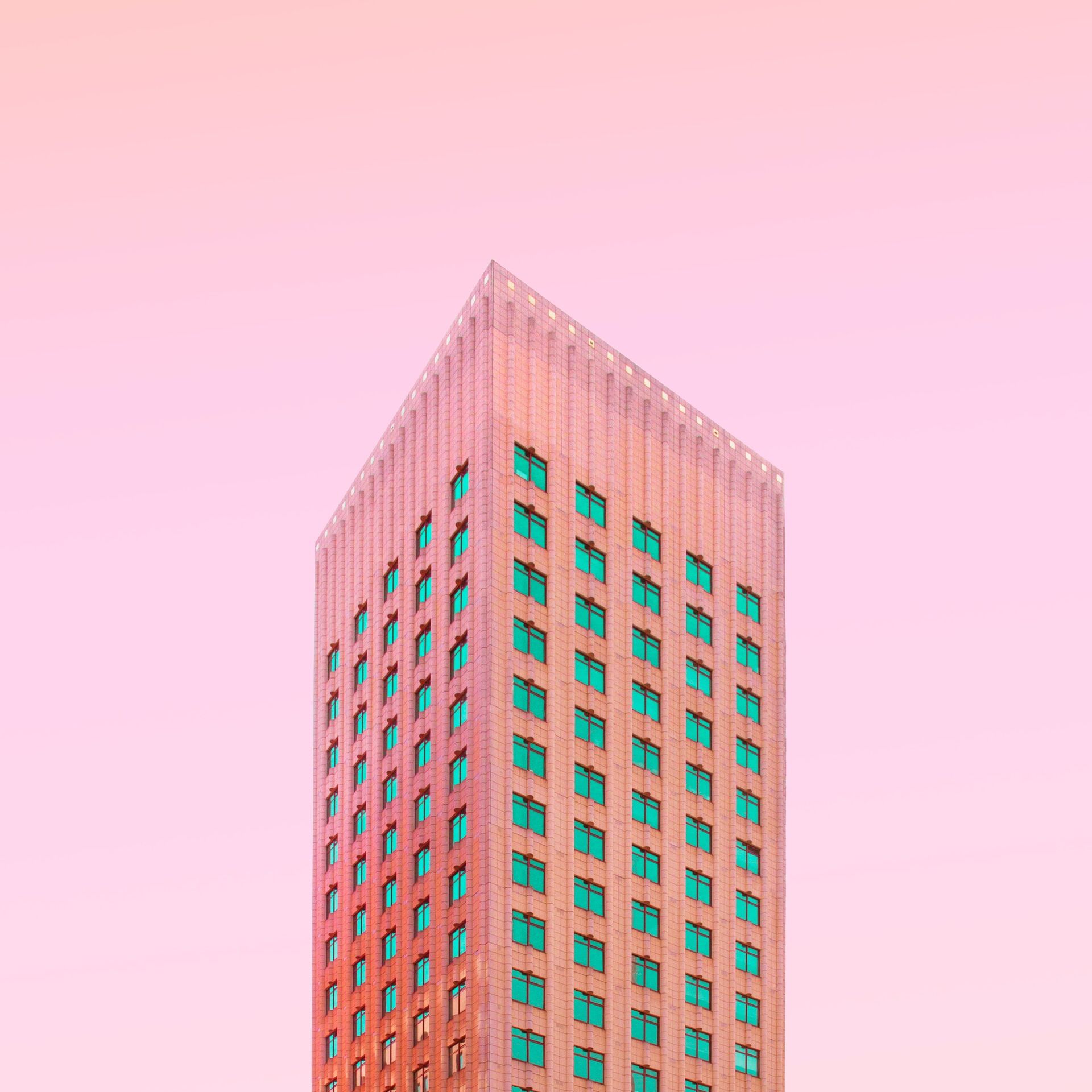 Moderne Architektur vor orangem Himmel Moderne Architektur vor orangem Himmel