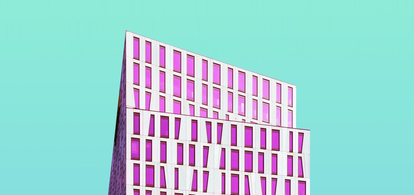 Moderne Architektur vor türkisem Himmel Moderne Architektur vor türkisem Himmel