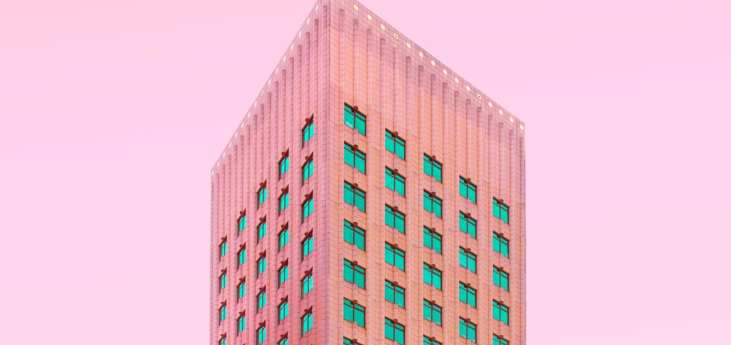 Moderne Architektur vor orangem Himmel Moderne Architektur vor orangem Himmel