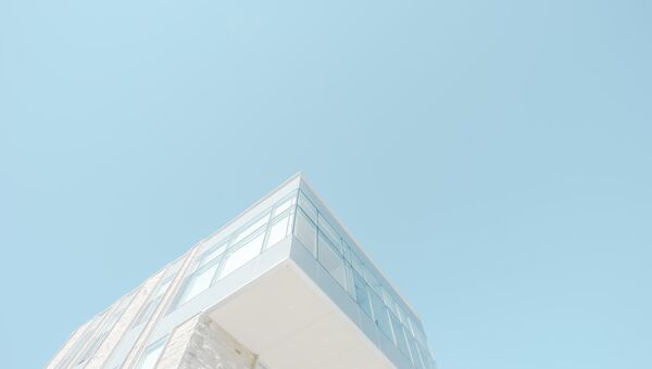 Moderne Architektur vor hellblauem Himmel Moderne Architektur vor hellblauem Himmel