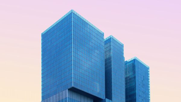 Moderne Architektur vor rosa Himmel Moderne Architektur vor rosa Himmel