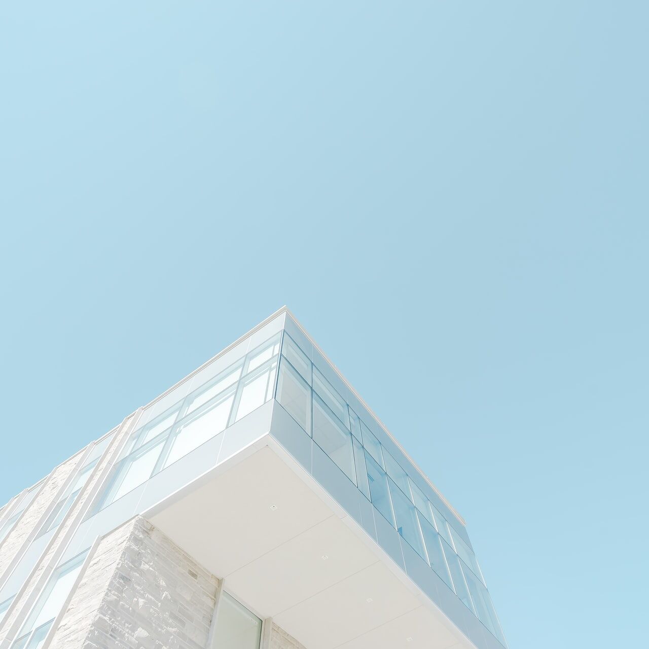 Moderne Architektur vor hellblauem Himmel Moderne Architektur vor hellblauem Himmel