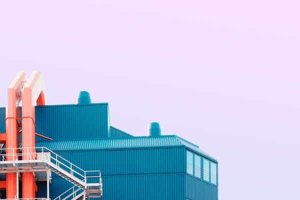 Modernes Krankenhaus vor lila Himmel Modernes Krankenhaus vor lila Himmel