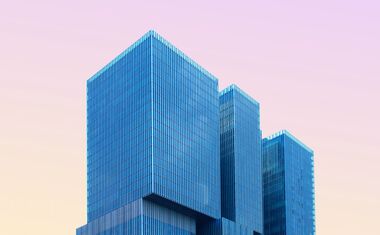 Moderne Architektur vor rosa Himmel Moderne Architektur vor rosa Himmel