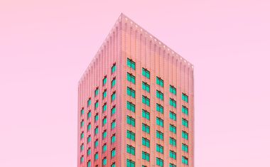 Moderne Architektur vor orangem Himmel Moderne Architektur vor orangem Himmel